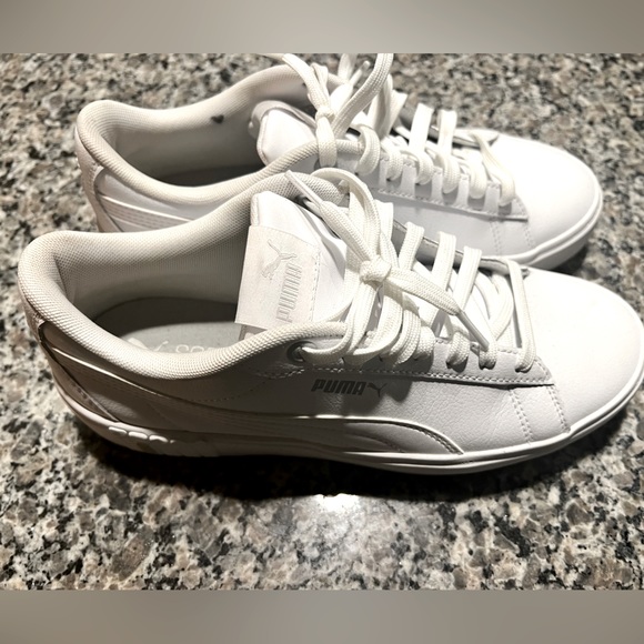 Practically NEW. Puma sneakers size 8.5 - Picture 3 of 5